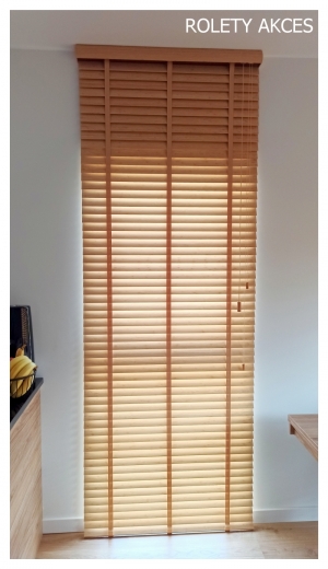 Żaluzje bambusowe 50 mm nad wnęką okienną - elegancja i funkcjonalność w jednym. Dodają uroku i kontrolują światło, idealne dla wnętrza.